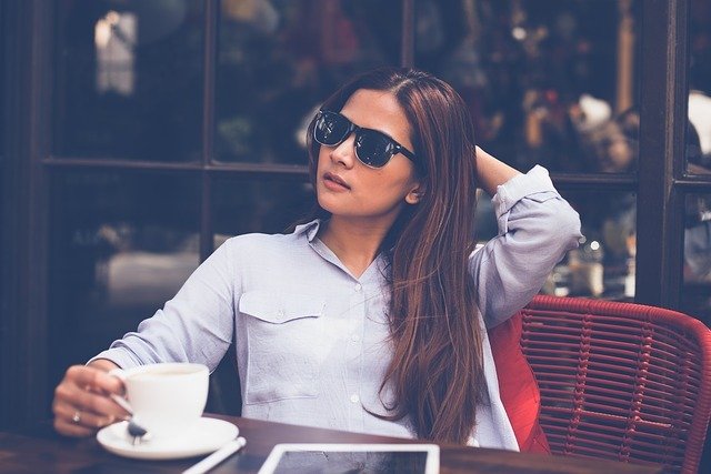 Mujer tomando café