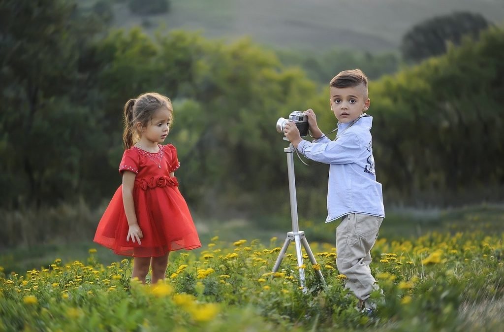 Niños en la naturaleza aprencdiendo a cuidarla