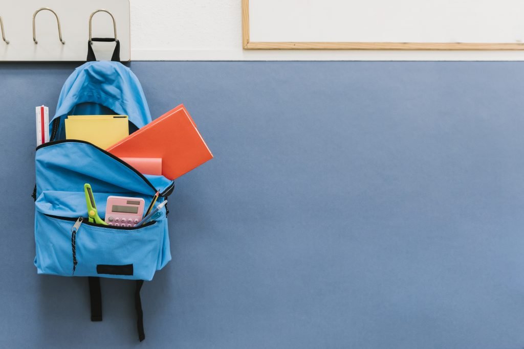 Mochila de un niño en la escuela