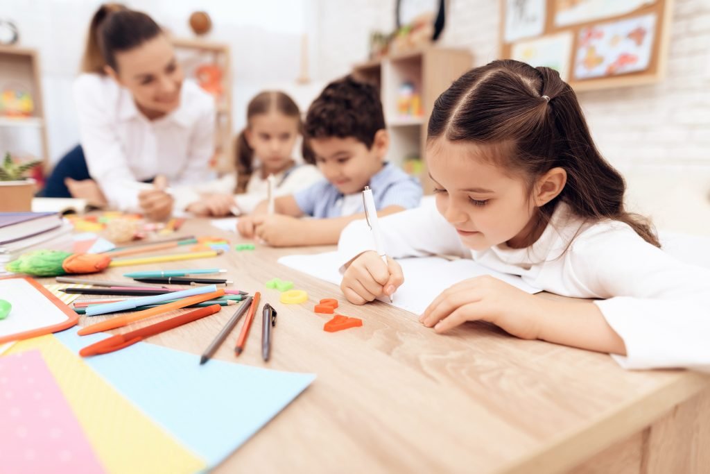 Niños escribiendo en la escuela