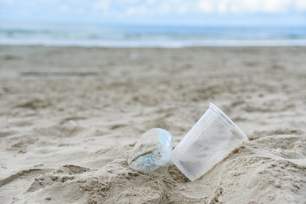 Vasos de plástico que van a parar al mar