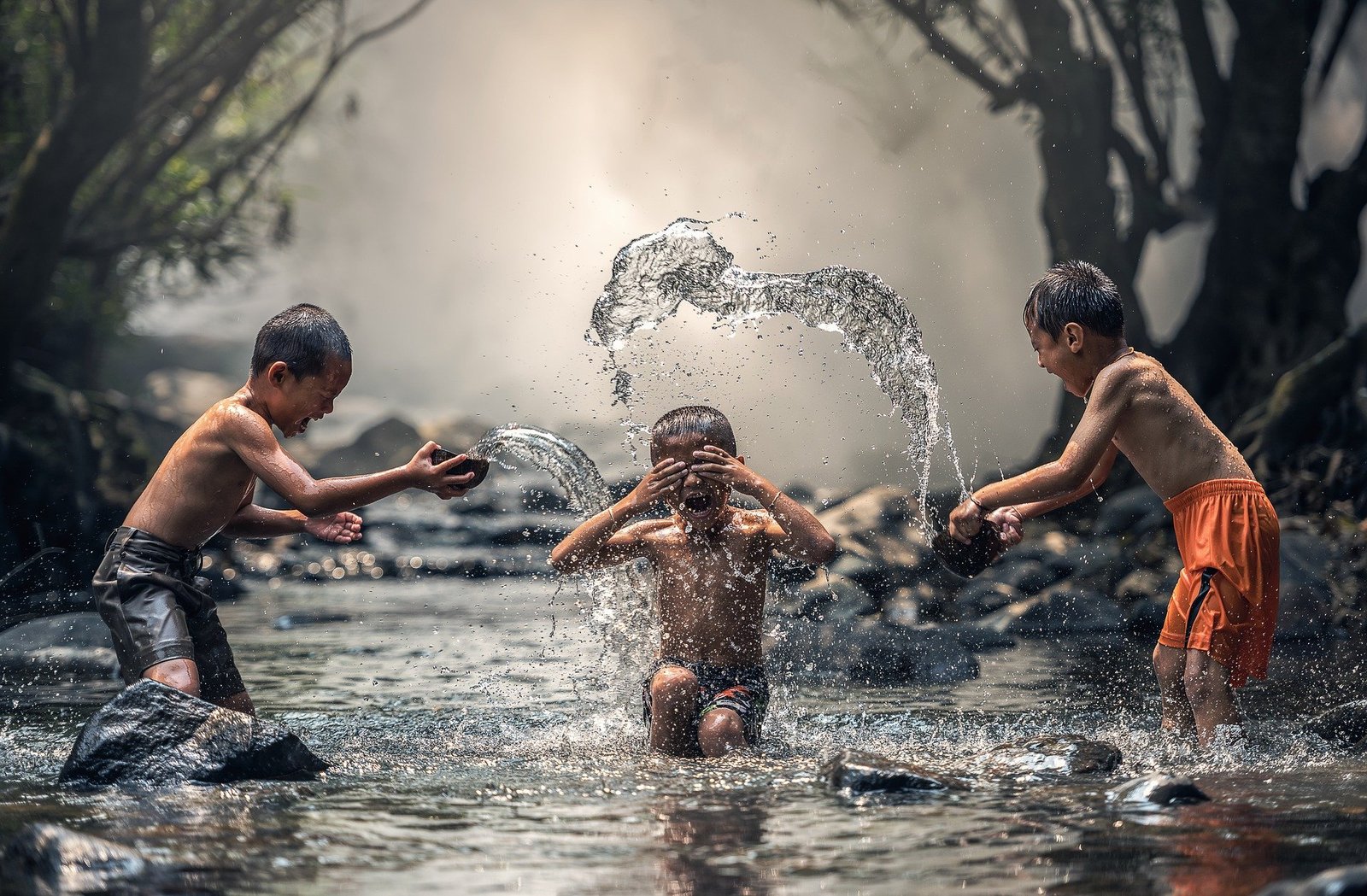 Niños felices en el agua