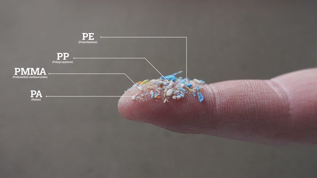 Microplásticos en un dedo especificando composición