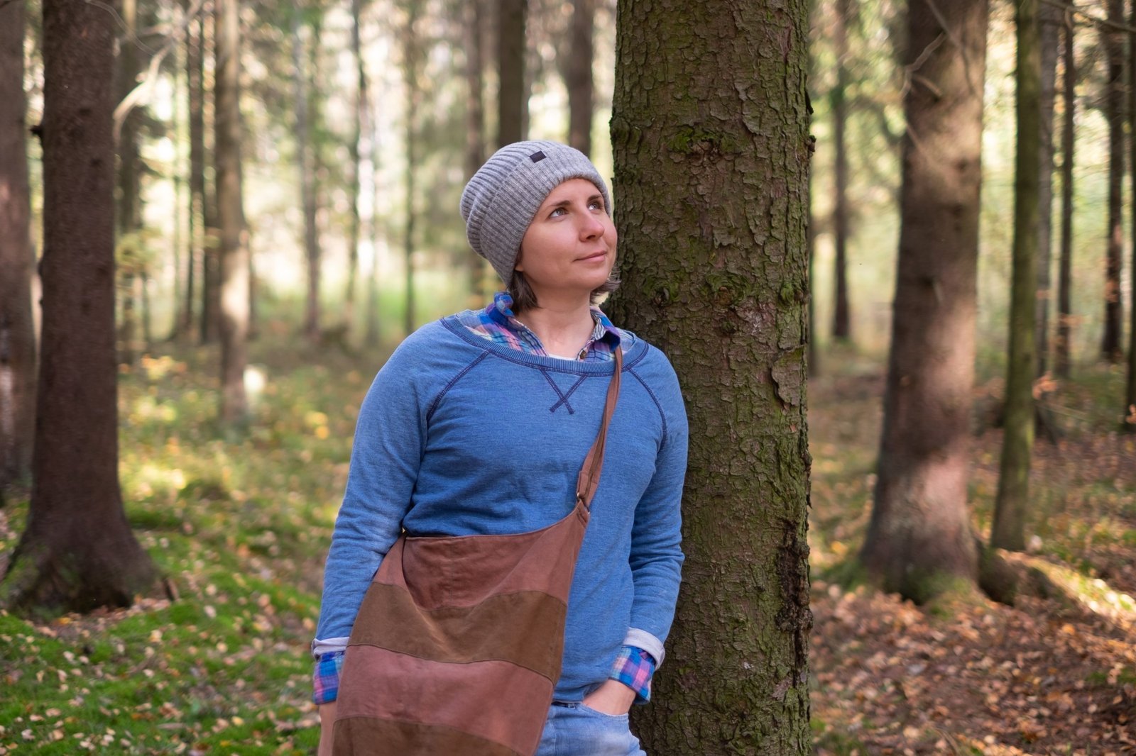 Mujer joven descansando después de un paseo por el bosque