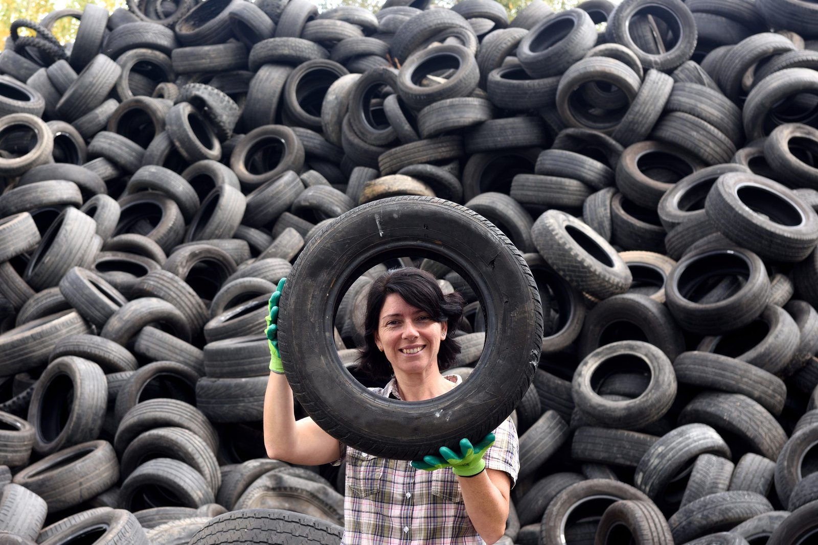 Mujer en planta de reciclaje de neumáticos