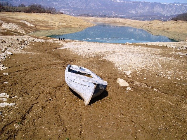 Barca en un lago casi seco