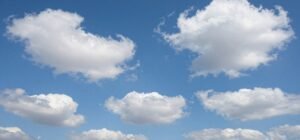 Clases de nubes sobre un cielo azul